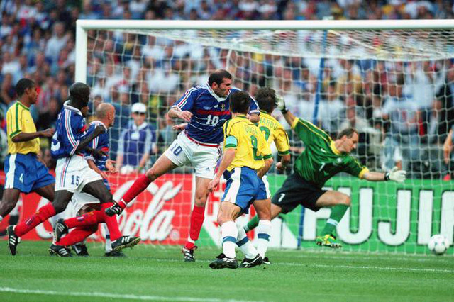  Pha đánh đầu của Zidane giúp Pháp vượt qua Brazil và lên ngôi vương tại World Cup 1998 - Ảnh: GETTY IMAGES