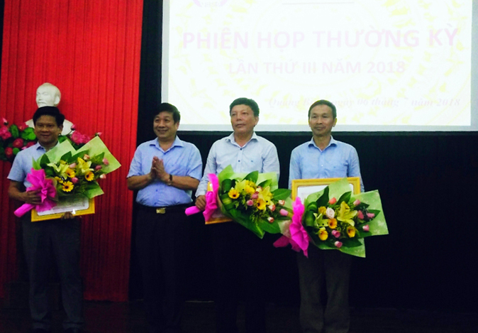 Đồng chí Nguyễn Xuân Quang, Phó Chủ tịch Thường trực UBND tỉnh trao giấy khen cho các tập thể, cá nhân có thành tích xuất sắc.