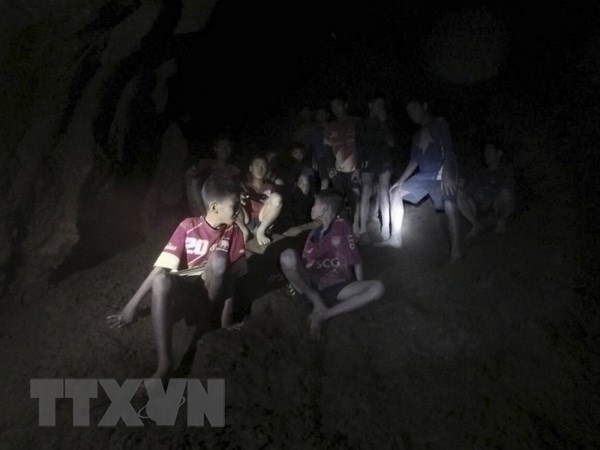 Đội bóng thiếu niên bị mắc kẹt trong hang Tham Luang được tìm thấy vẫn còn sống, ngày 3-7. (Nguồn: EPA-EFE/ TTXVN)