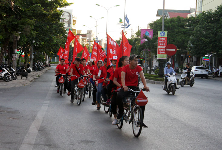 Các TNV tuyên truyền lưu động về phong trào HMTN trên các trục đường phố chính tại thành phố Đồng Hới