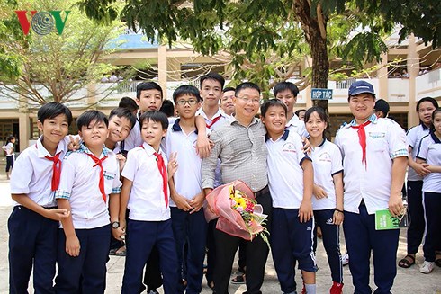 Thầy Nguyễn Thành Nhân cùng học sinh. 