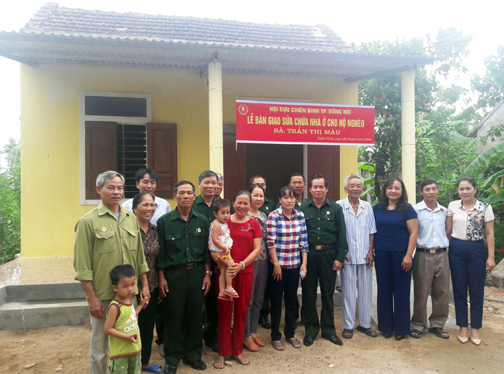 Hội Cựu chiến binh TP. Đồng Hới bàn giao nhà ở cho gia đình bà Trần Thị Màu ở thôn Thuận Hóa, xã Nghĩa Ninh.