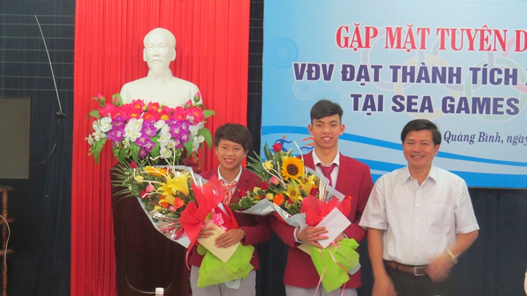 : Kình ngư Nguyễn Huy Hoàng (người ở giữa) thi đấu ấn tượng tại Giải bơi lội các nhóm tuổi trẻ Đông Nam Á lần thứ 42 với 8 HCV, 1HCB