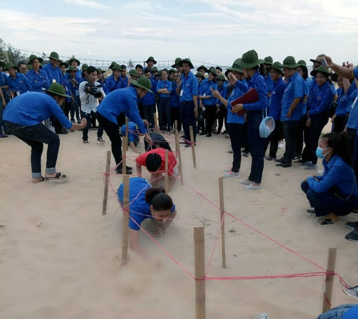 Các trại sinh tham gia trò chơi tập thể tại trại huấn luyện kỹ năng công tác Đoàn-Hội.