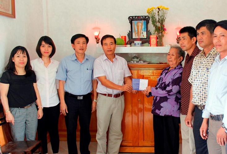CụcThuế tỉnh trao tặng sổ tiết kiệm cho gia đình liệt sỹ Trần Văn Phương.