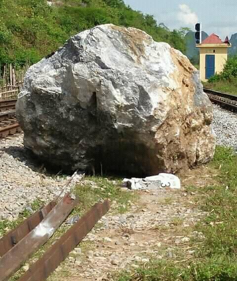 Tảng đá lớn rơi xuống đường ray tại ga Lạc Sơn  gây hư hại hàng trăm mét đường sắt