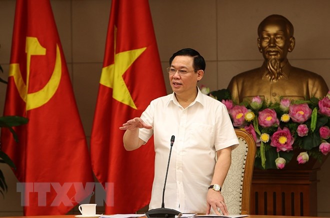 Phó Thủ tướng Vương Đình Huệ điều hành cuộc họp. (Ảnh: Dương Giang/TTXVN)