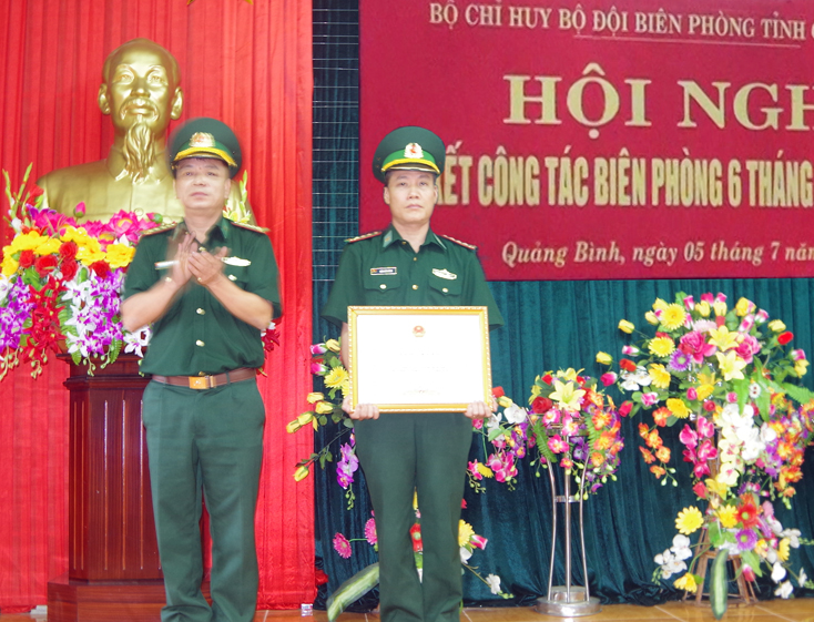 Đại tá Nguyễn Văn Thiện, Chỉ huy trưởng BĐBP Quảng Bình trao bằng khen của Bộ Quốc phòng cho Phòng phòng chống ma túy và tội phạm BĐBP Quảng Bình.