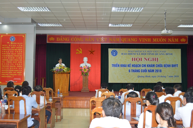 Đồng chí Phó Chủ tịch UBND tỉnh Nguyễn Tiến Hoàng phát biểu kết luận tại hội nghị