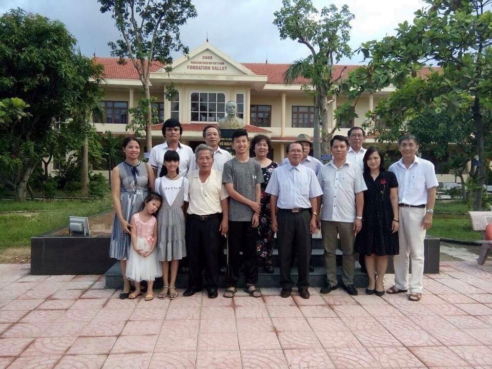 Các thành viên lớp chuyên Toán đầu tiên cùng BGH, giáo viên Trường THPT Chuyên Võ Nguyên Giáp.