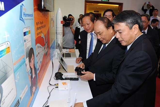 Thủ tướng Chính phủ Nguyễn Xuân Phúc trong buổi thăm và làm việc tại Tập đoàn VNPT. (Nguồn: VNPT)