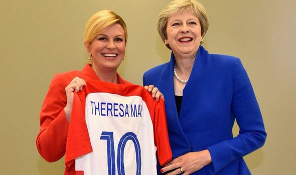 Thủ tướng Croatia Kolinda Grabar-Kitarovic tặng áo đấu có tên Thủ tướng Anh Theresa May cho người đồng cấp bên lề Hội nghị Thượng đỉnh NATO (Nguồn: Express)