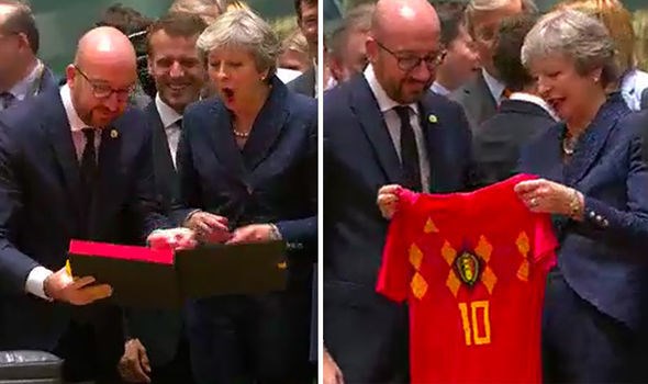  Bà May nhận áo đấu từ Thủ tướng Bỉ (Nguồn: Express)