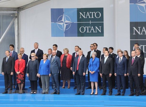 Lãnh đạo các nước thành viên NATO chụp ảnh chung tại hội nghị thượng đỉnh NATO ngày 11-7. (Nguồn: AFP/TTXVN)