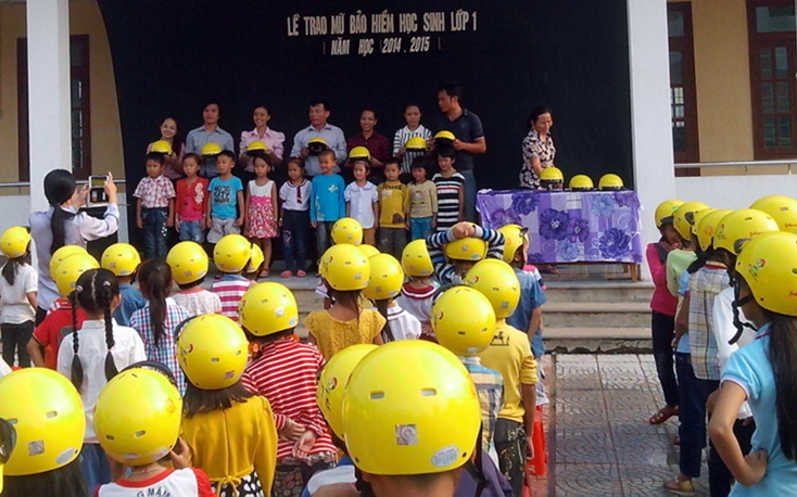 Lễ trao mũ bảo hiểm cho các em học sinh bước vào lớp 1 tại Trường tiểu học số 2 Quảng Xuân (Quảng Trạch). 