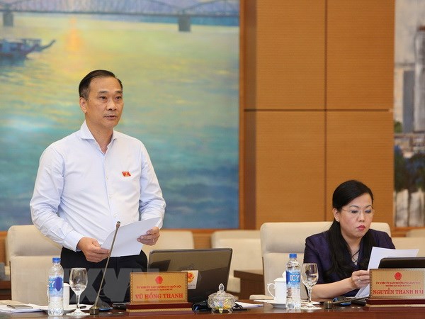 Chủ nhiệm Ủy ban Kinh tế của Quốc hội Vũ Hồng Thanh trình bày báo cáo thẩm tra. (Ảnh: Dương Giang/TTXVN)