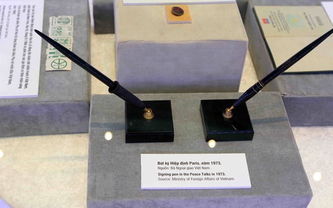 Bút ký Hiệp định Paris được trưng bày tại triển lãm. (Ảnh: Thành Đạt/TTXVN)