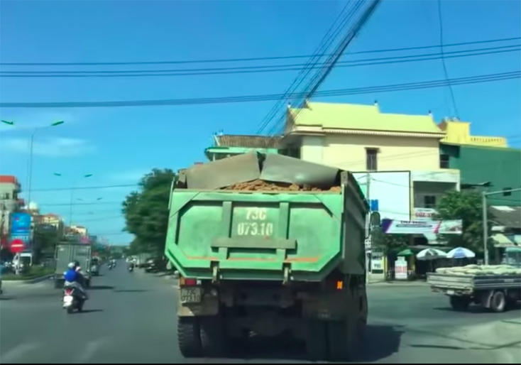 Xe chở vật liệu lưu thông trên địa bàn thành phố Đồng Hới.