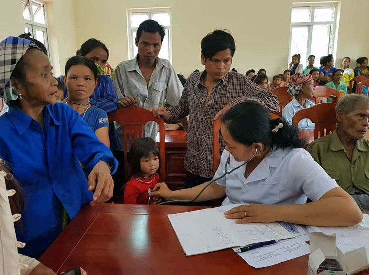 Hội LHPN huyện Bố Trạch và Trung tâm y tế huyện khám, cấp phát thuốc miễn phí cho bà con đồng bào dân tộc thiểu số xã Thượng Trạch (Bố Trạch).