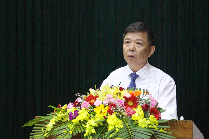 Đồng chí Nguyễn Hữu Hoài, Phó Bí thư Tỉnh ủy, Chủ tịch UBND tỉnh phát biểu tại kỳ họp.