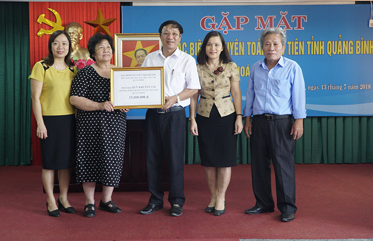 Đại diện cựu học sinh lớp chuyên toán đầu tiên tặng quà cho quỹ khuyến tài trường THPT Chuyên Võ Nguyên Giáp.