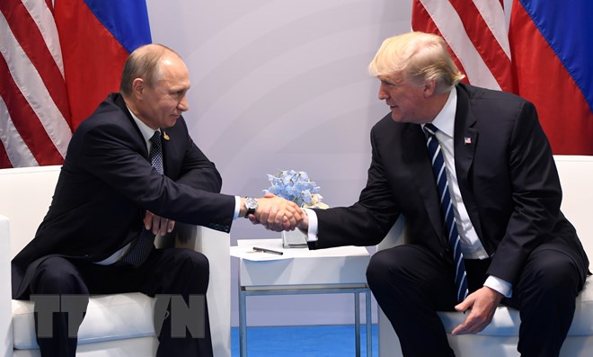 Tổng thống Mỹ Donald Trump (phải) và Tổng thống Nga Vladimir Putin trong cuộc gặp bên lề Hội nghị thượng đỉnh G20 tại Hamburg, Đức, ngày 7-7-2017. (Ảnh: AFP/TTXVN)
