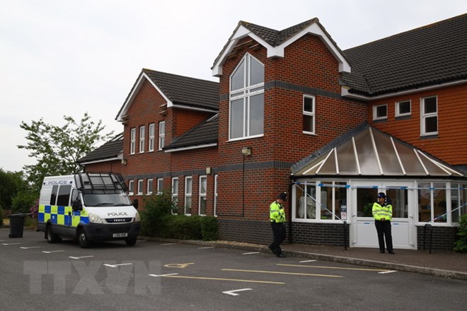Cảnh sát gác bên ngoài ngôi nhà tại Amesbury ngày 4-7 vừa qua, nơi hai nạn nhân được phát hiện trong tình trạng bất tỉnh do nhiễm chất độc thần kinh Novichok. (Ảnh: AFP/TTXVN)