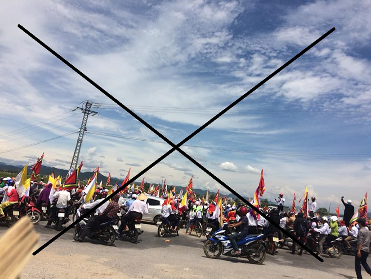Rất đông giáo dân chặn đường gây ách tắc giao thông ở phía nam cầu Quảng Hải.