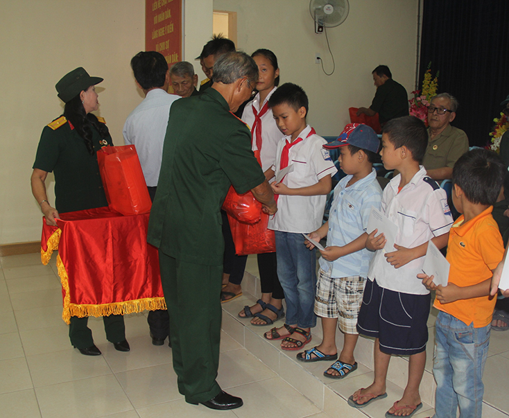  Đại diện Ban Liên lạc truyền thống CCB Quân khu Trị Thiên tỉnh Quảng Bình và Hội Bảo trợ người tàn tật và trẻ mồ côi tỉnh tặng quà cho các cháu thiếu nhi vượt khó vươn lên trong học tập.