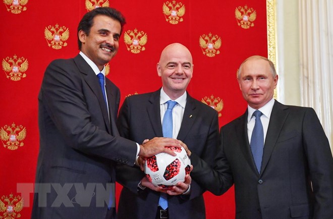 Quốc vương Qatar Tamim bin Hamad al-Thani, Chủ tịch FIFA Gianni Infantino và Tổng thống Nga Vladimir Putin tại buổi lễ trao quyền đăng cai Vòng chung kết World Cup 2022 cho Qatar, ở Moskva (Nga) ngày 15-7. (Ảnh: AFP/TTXVN)