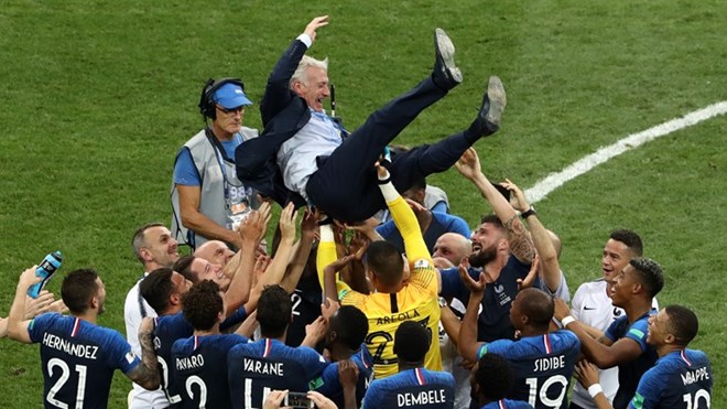 Didier Deschamps ăn mừng chiến thắng cùng học trò. (Nguồn: Getty Images)