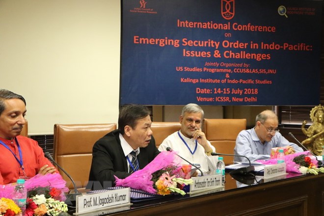 Đại sứ Việt Nam tại Ấn Độ Tôn Sinh Thành (thứ hai từ trái sang) phát biểu tại hội thảo. (Ảnh: Huy Bình/TTXVN)