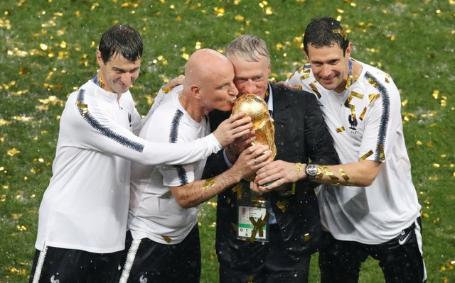 HLV Deschamps vừa đưa Pháp giành chức vô địch World Cup thứ 2 trong lịch sử - Ảnh: REUTERS