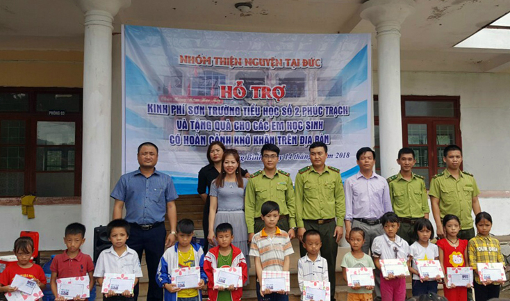Đoàn cơ sở VQG Phong Nha - Kẻ Bàng và các Việt kiều tại Đức tặng quà và học bổng cho các em học sinh.