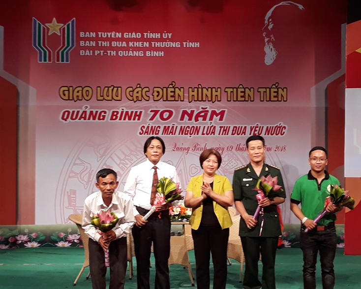 Đồng chí Nguyễn Thị Thanh Hương tặng hoa chúc mừng những thành quả của các điển hình tiên tiến trong phong trào thi đua yêu nước.
