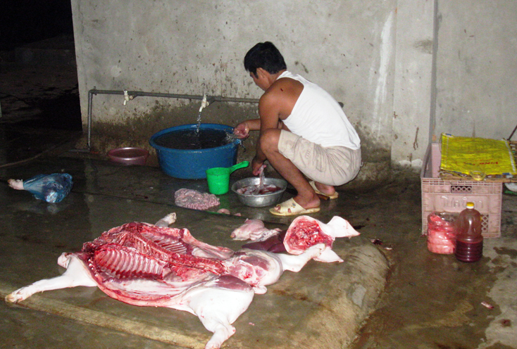 Cơ sở giết mổ gia súc, gia cầm nhỏ lẻ luôn tiềm ẩn nhiều nguy cơ gây mất vệ sinh an toàn thực phẩm.