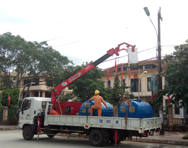 Đội Hotline vệ sinh cách điện trên đường dây 22kV tại thị trấn Quy Đạt.