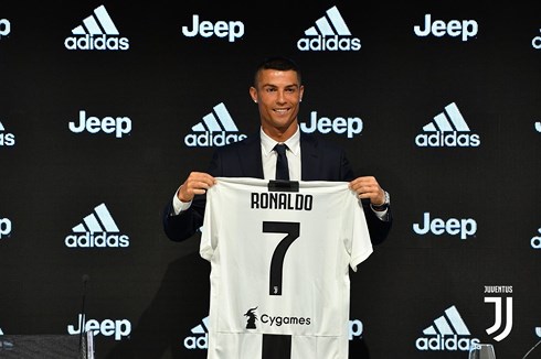 Cristiano Ronaldo nhận áo số 7 và chính thức ra mắt Juventus. (Ảnh: Juventus)