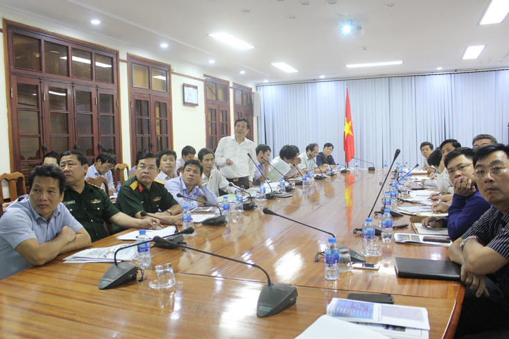 Các đại biểu trao đổi về điều chuyển hướng tuyến đường sắt cao tốc bắc nam đoạn qua Quảng Bình.