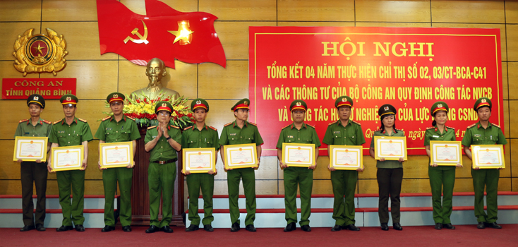 Lãnh đạo Công an tỉnh Quảng Bình tặng giấy khen cho các cá nhân đạt thành tích xuất sắc trong 4 năm thực hiện công tác nghiệp vụ cơ bản và công tác hồ sơ nghiệp vụ của lực lượng CSND.