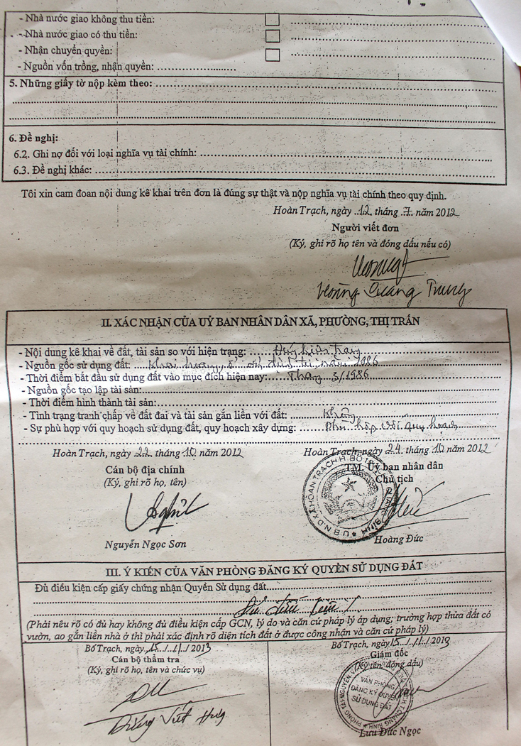 Hồ sơ xin cấp sổ đỏ do ông Hoàng Quang Trung khai có xác nhận của nguyên cán bộ địa chính Nguyễn Ngọc Sơn và nguyên Chủ tịch xã Hoàng Văn Đức  