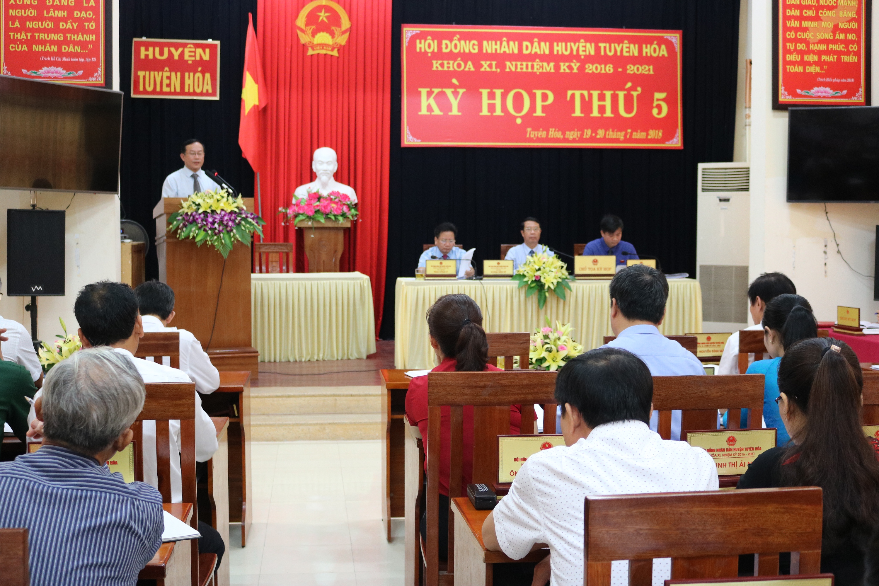 Toàn cảnh kỳ họp thứ 5 HĐND huyện Tuyên Hóa khóa XI