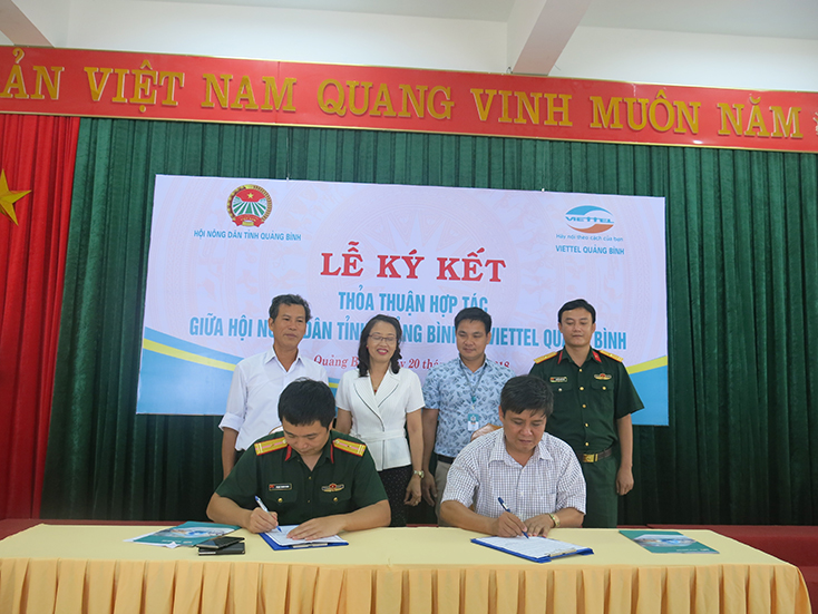 Đại diện lãnh đạo Hội Nông dân tỉnh và Viettel Quảng Bình ký kết chương trình hợp tác