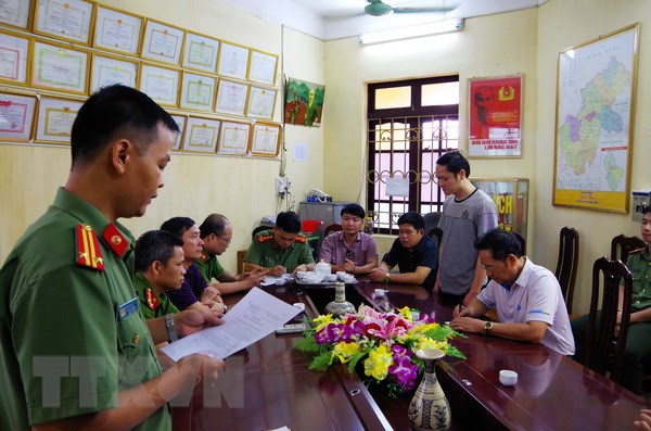 Cơ quan an ninh điều tra - công an tỉnh Hà Giang đọc lệnh bắt tạm giam đối với Vũ Trọng Lương. (Ảnh: Diệu Loan/TTXVN phát)