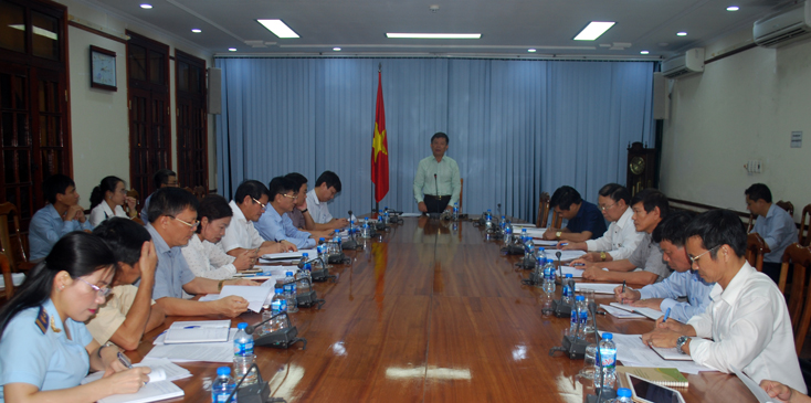 Đồng chí Chủ tịch UBND tỉnh Nguyễn Hữu Hoài phát biểu kết luận tại cuộc họp.