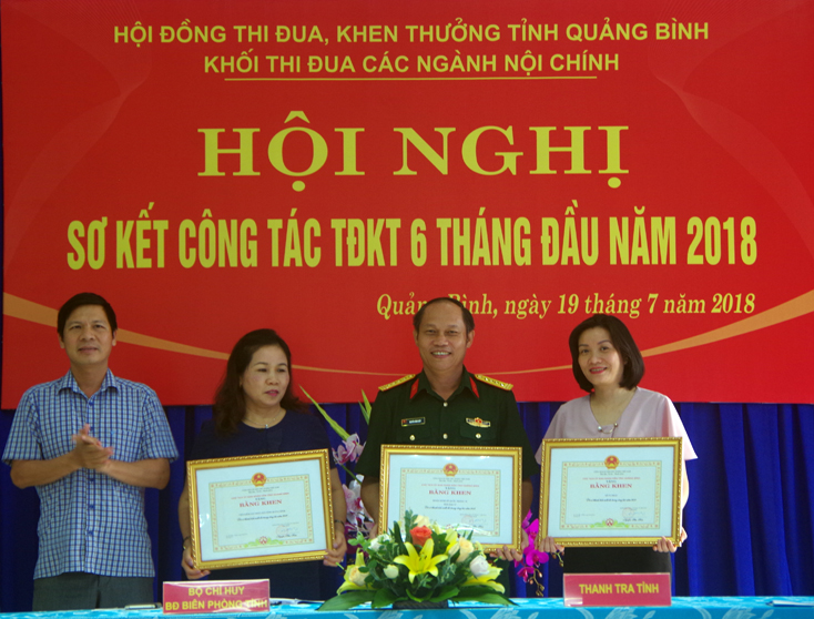 Đại diện lãnh đạo Ban Thi đua-Khen thưởng tỉnh trao bằng khen của Chủ tịch UBND tỉnh cho các đơn vị đạt thành tích xuất sắc.