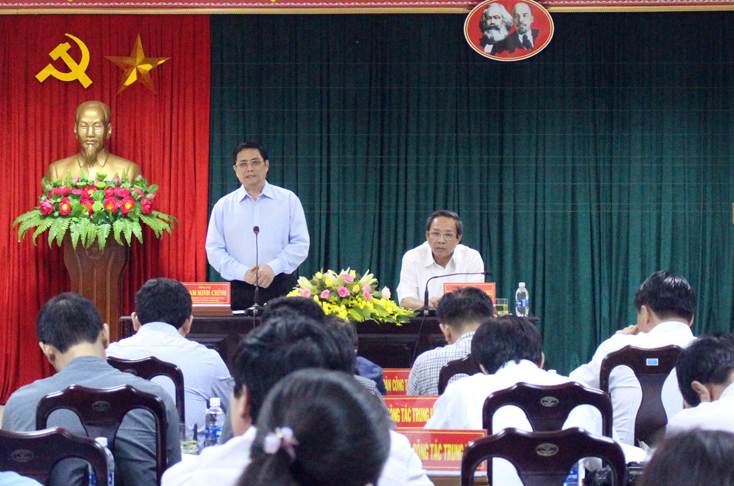 Đồng chí Trưởng ban Tổ chức Trung ương Phạm Minh Chính phát biểu tại buổi làm việc với huyện Bố Trạch.
