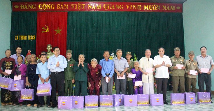 Đồng chí Trưởng ban Tổ chức Trung ương và đồng chí Bí thư Tỉnh uỷ tặng quà cho người có công tại xã Trung Trạch.