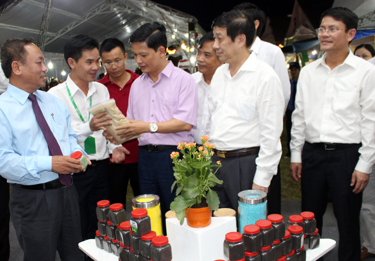 Các loại phân bón của Tổng công ty Sông Gianh được giới thiệu tại hội chợ nông sản miền Trung.