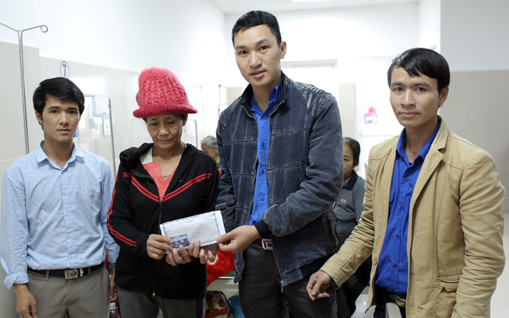 Ban Thường vụ Xã đoàn Gia Ninh trao tiền hỗ trợ cho các gia đình có hoàn cảnh khó khăn trên địa bàn.